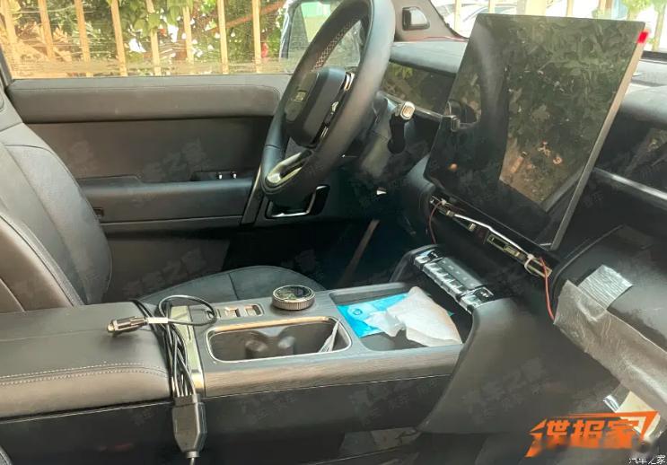 iCARV27内饰谍照新车情报局 日前，有媒体曝光了一组iCAR V27的内饰谍