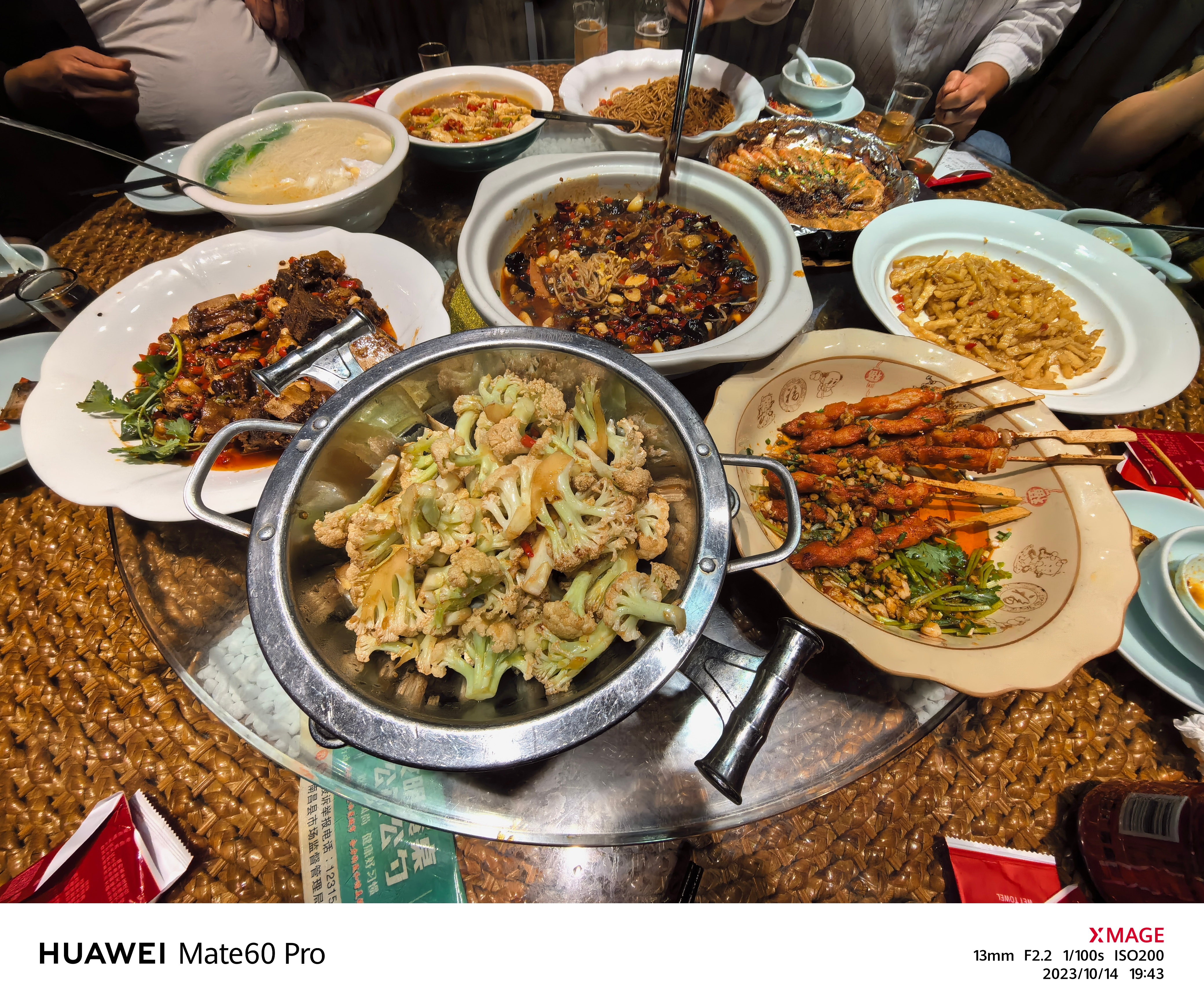 很久没下馆子了，距离上一次下馆子还是在上一次…看着这满桌子大玉盘盛满的佳肴，我真