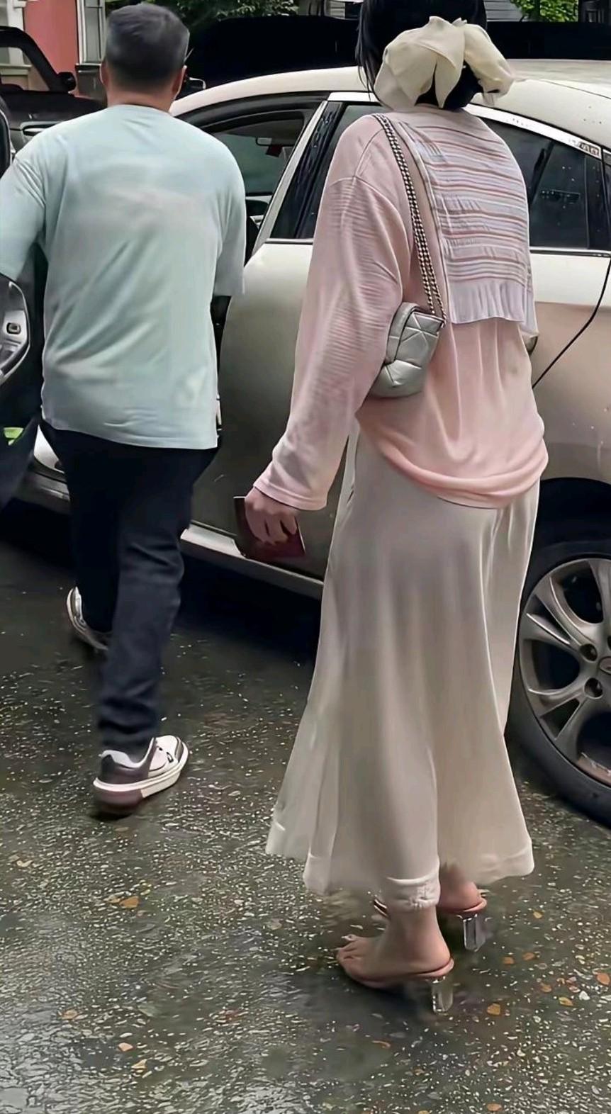 离婚后的男人，真的解脱了！
一对夫妻刚办理完离婚手续，踏出民政局大门时，天空飘起