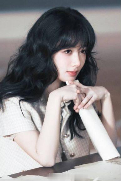 #杨紫从小就是发量王者# 我想说是发量王者，应该不会有人反对吧，杨紫的这个新代言