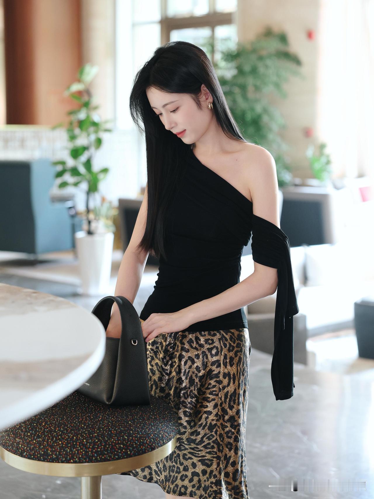 什么样的穿搭可以成为气质女神? 优雅黑裙，豹纹裙摆，自信微笑，时尚穿搭