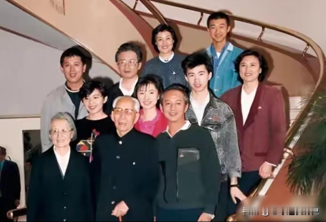 这张珍贵合影定格了张震将军一家的温情瞬间。
前排居中是身着中山装的张震将军，左侧