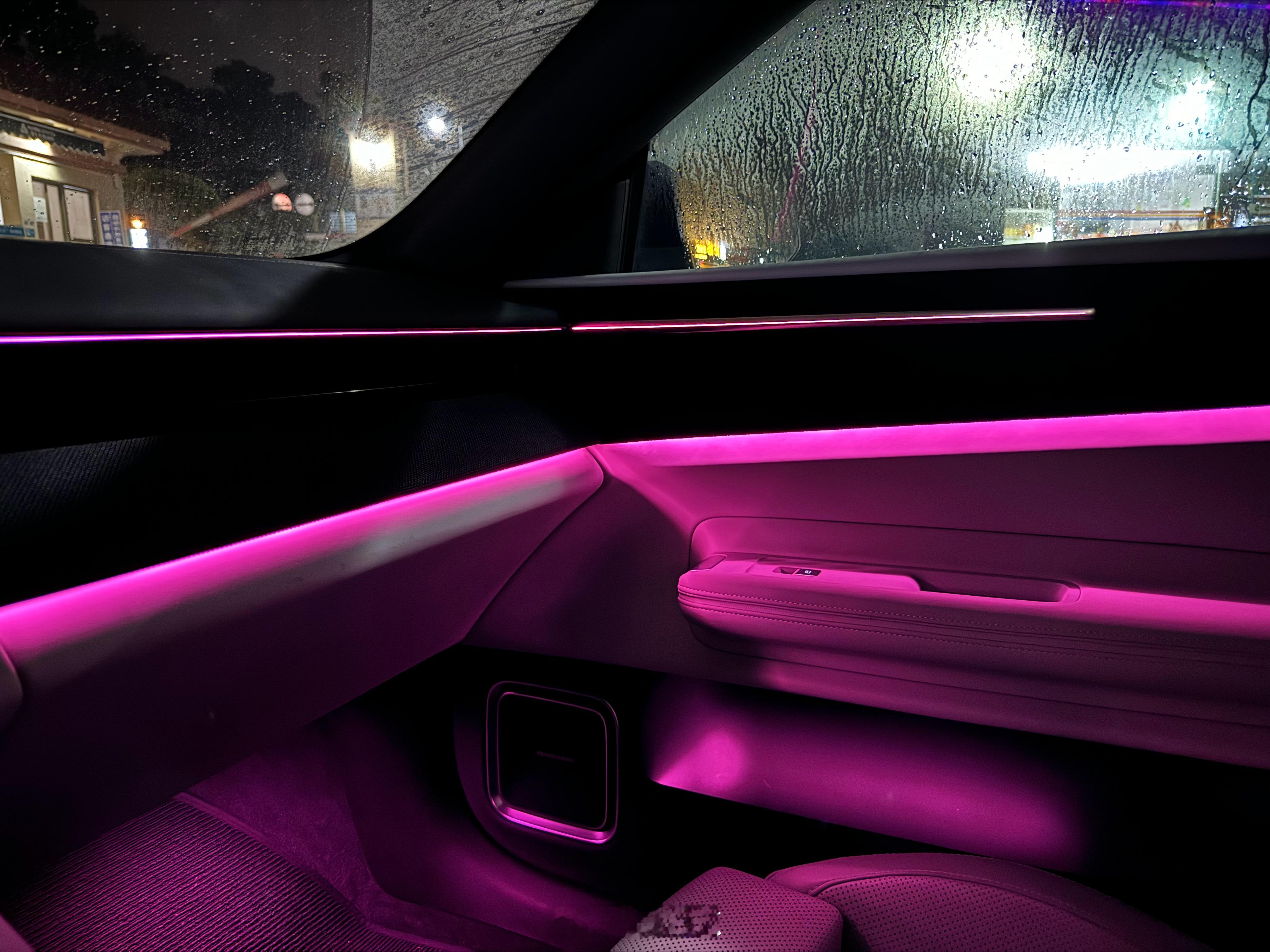 极星4选锌灰色内饰（目前+8k），我理解成灰白内[馋嘴]夜晚这氛围灯效果咋样？夜