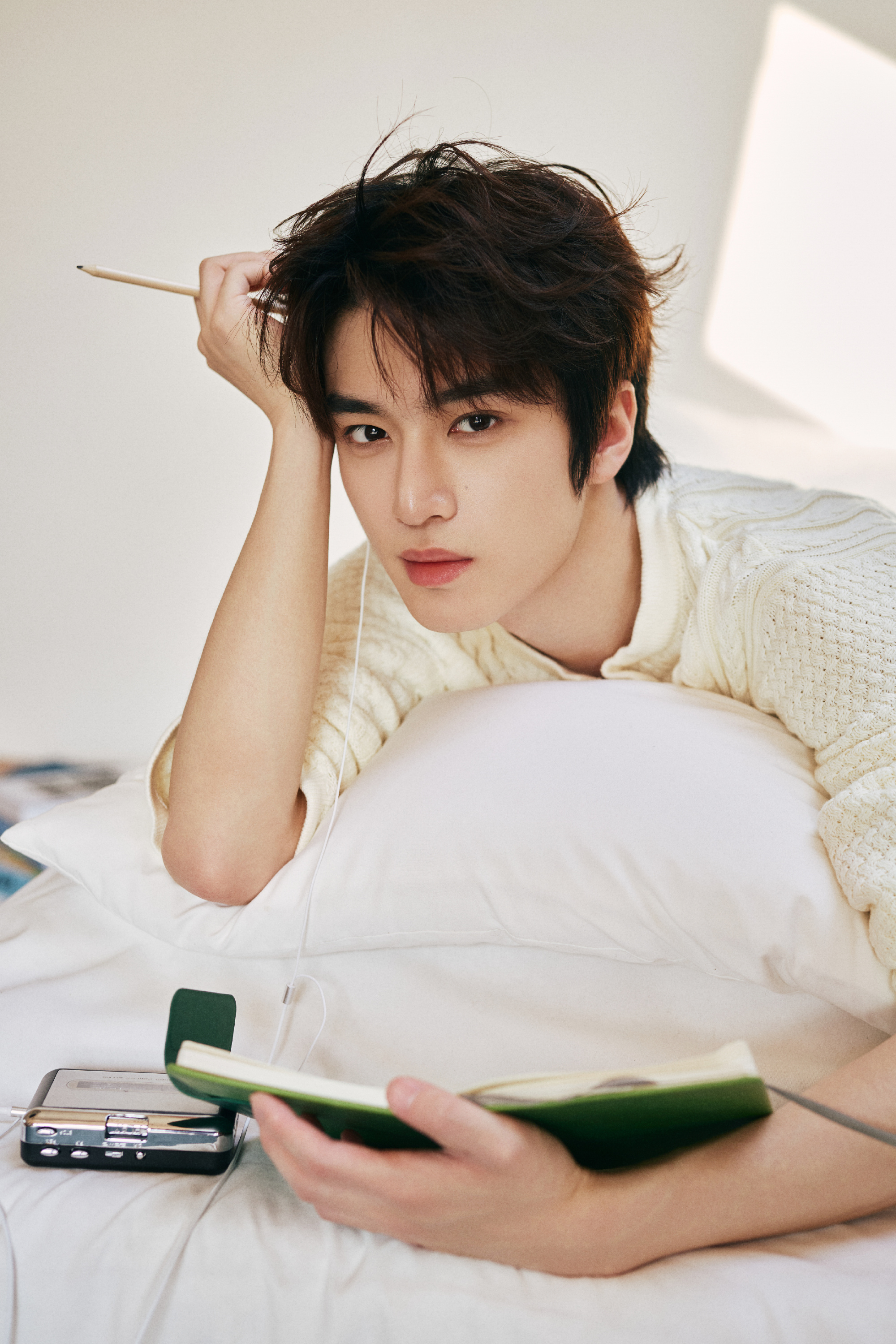 张康乐0831生日快乐张康乐白色针织衫慵懒随性，少年感都要溢出来了[羞嗒嗒]祝张