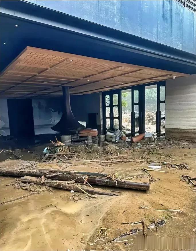 太行山大暴雨，河北邢台这三天下了1000毫米，比很多很多地方的年降雨量还多。
而