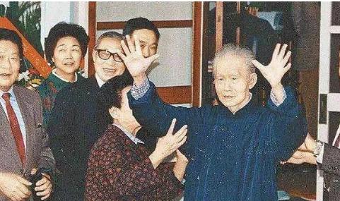 1990年，大陆作家周良沛前往台湾看望孙立人，期间，他和孙立人讲了几句话。临走时