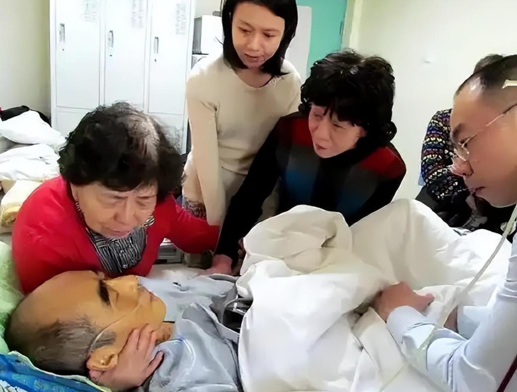 庄则栋咽气前，原配妻子鲍蕙荞、第二任妻子佐佐木墩子守护在旁边，此时的他已经油尽灯