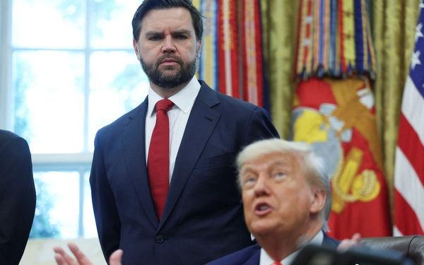 万斯锐评美国时局。
他说，美国激进左翼群体正不遗余力地阻挡特朗普执行移民法。 ​