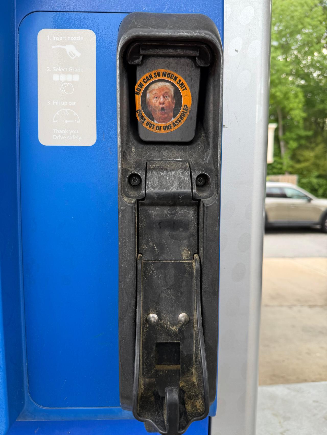 这是在美国某加油站油泵上拍到的贴纸，上面印着“I did that”和拜登头像，