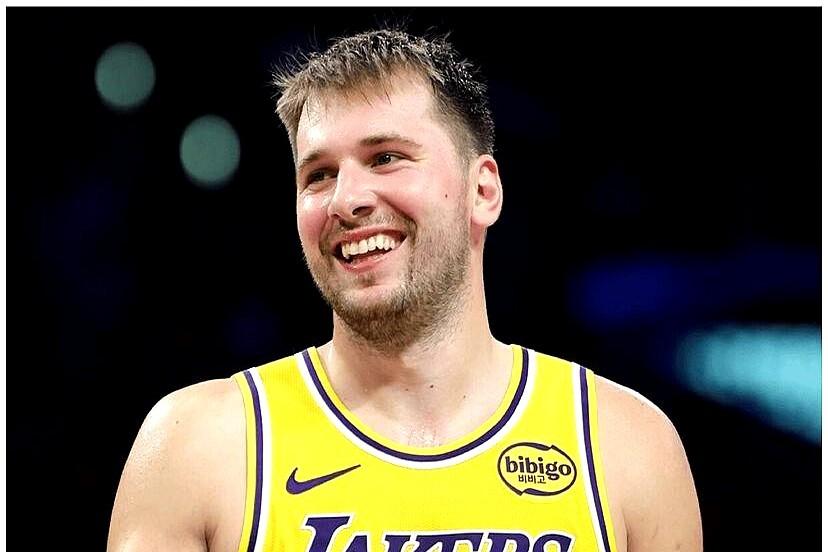 湖人用浓眉换东契奇这笔交易，直接封神了。

12月1日湖人主场打鹈鹕，詹姆斯父子