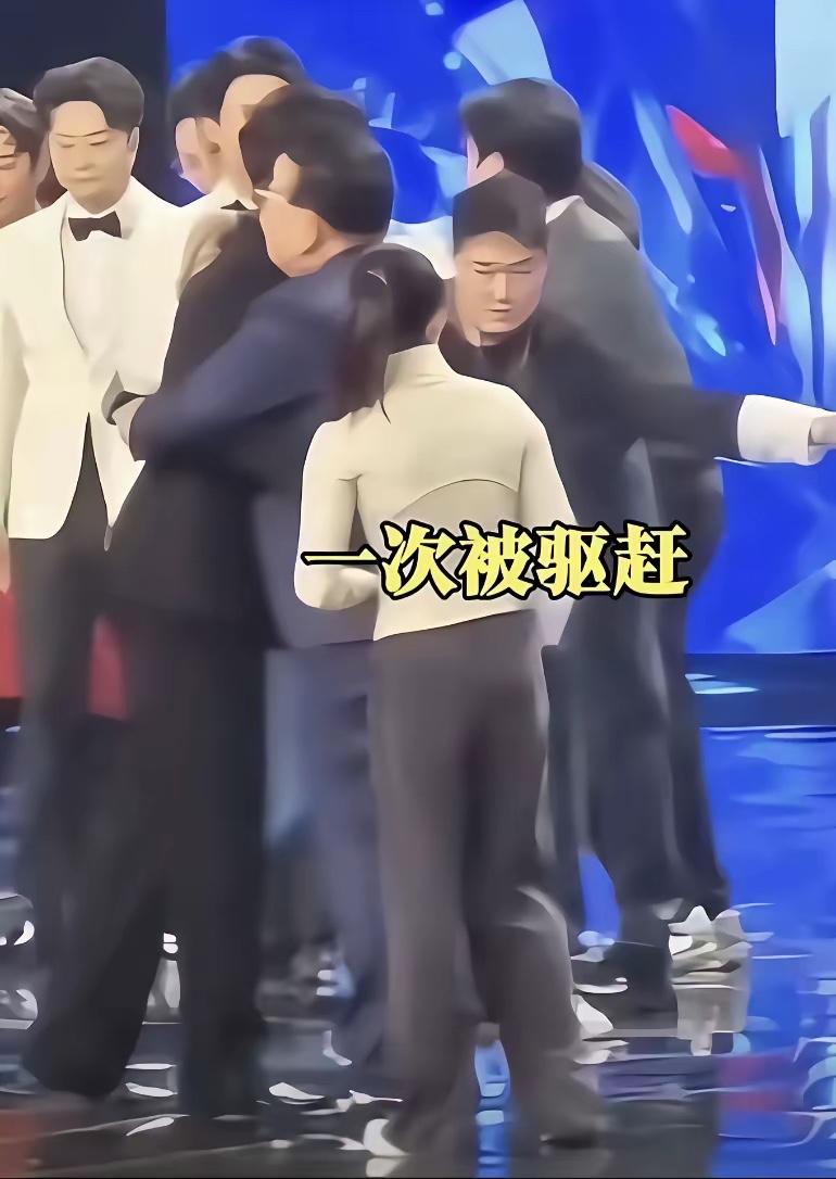 路人甲抢C位失败。
一次被驱赶，二次被驱赶。看这工作人员伸出的“降龙十八掌”，似