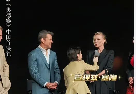 主持人半蹲递话筒争议，一部电影的首映礼，主持人采访的时候半蹲递话筒都能引来“自我