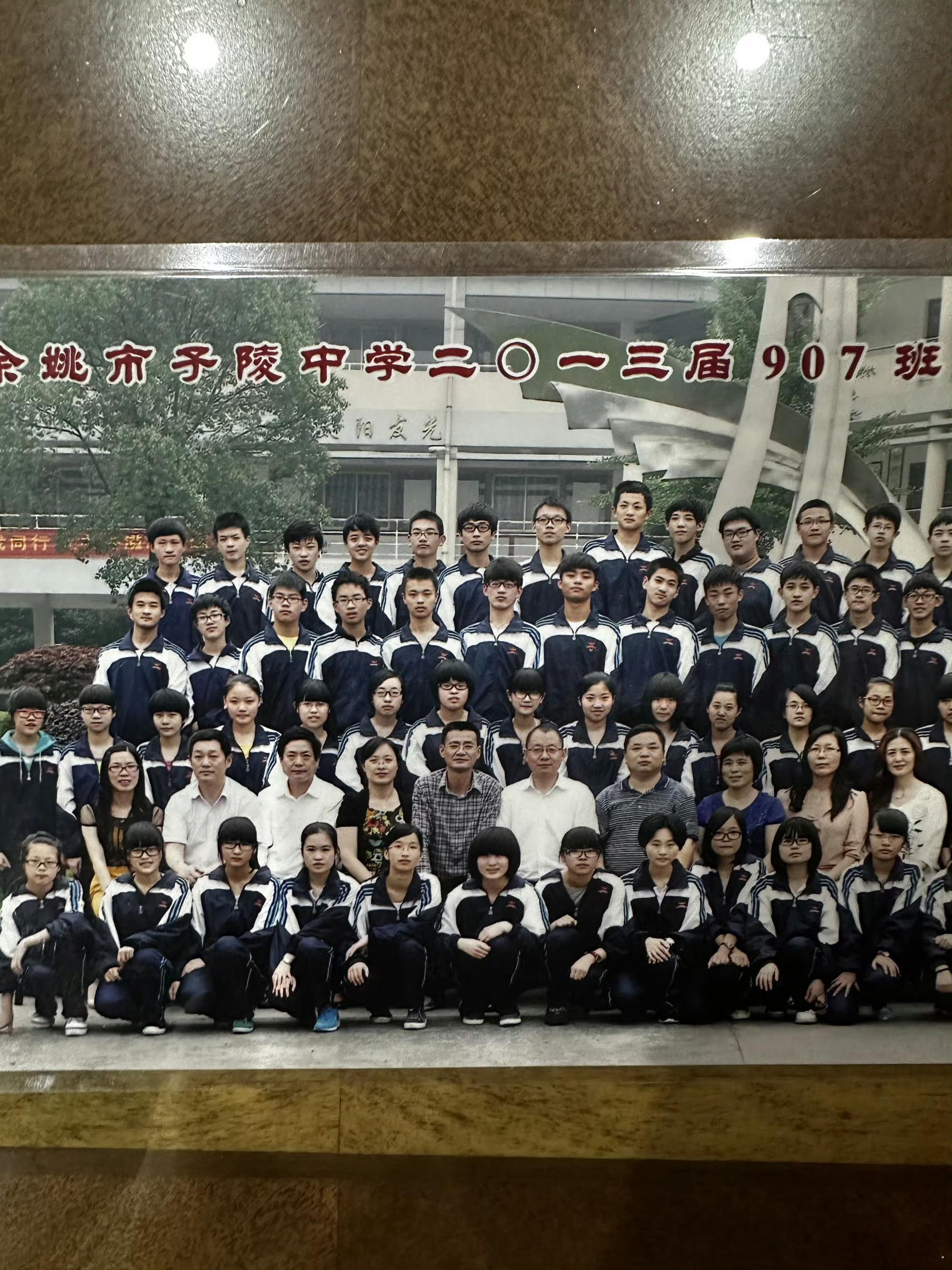 王安宇为什么戴头盔拍毕业照说明王安宇很注意安全啊，毕竟在室外呢[doge] ​​
