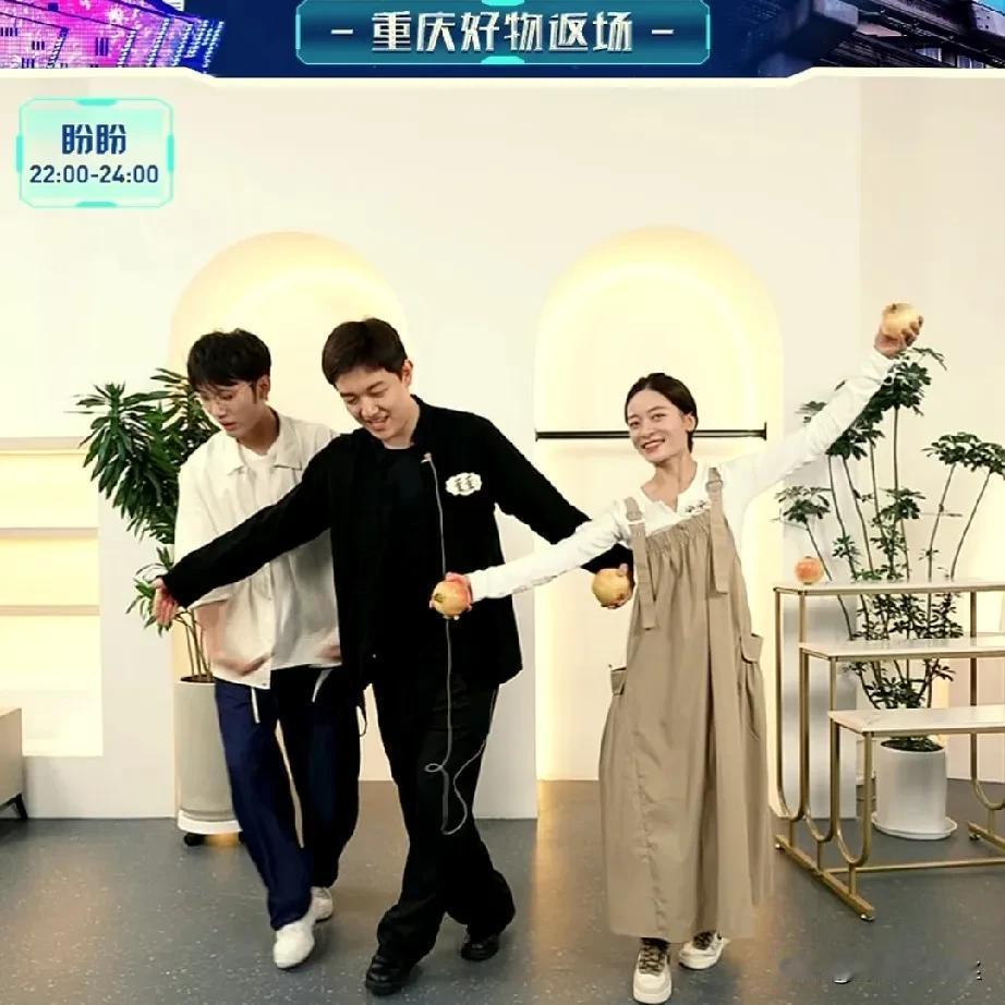 新疆后劲太大，
歌王舞王合体跳“三小天鹅”，
把直播间人数拉到了近六万人。
舞王