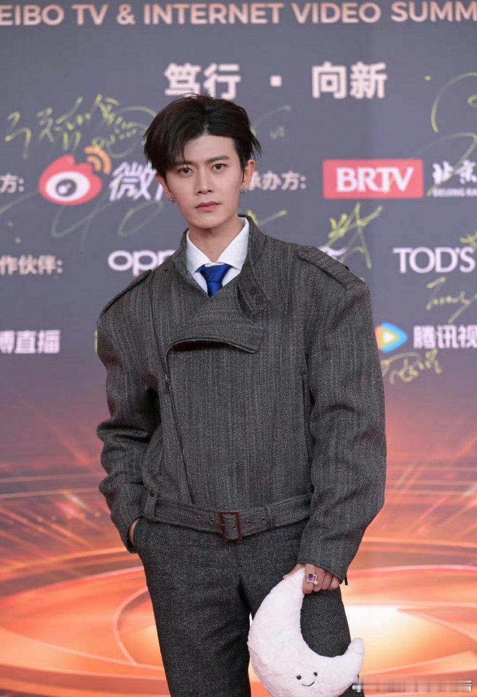 你们男明星能不能别执着于双开门了[笑cry][笑cry][笑cry] ​​​
