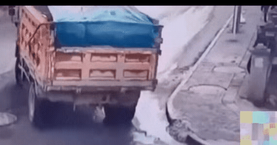 这老人是不是碰瓷
看这也没碰上啊，怎么直挺挺的躺下去了，如果真是碰瓷，这下摔得可