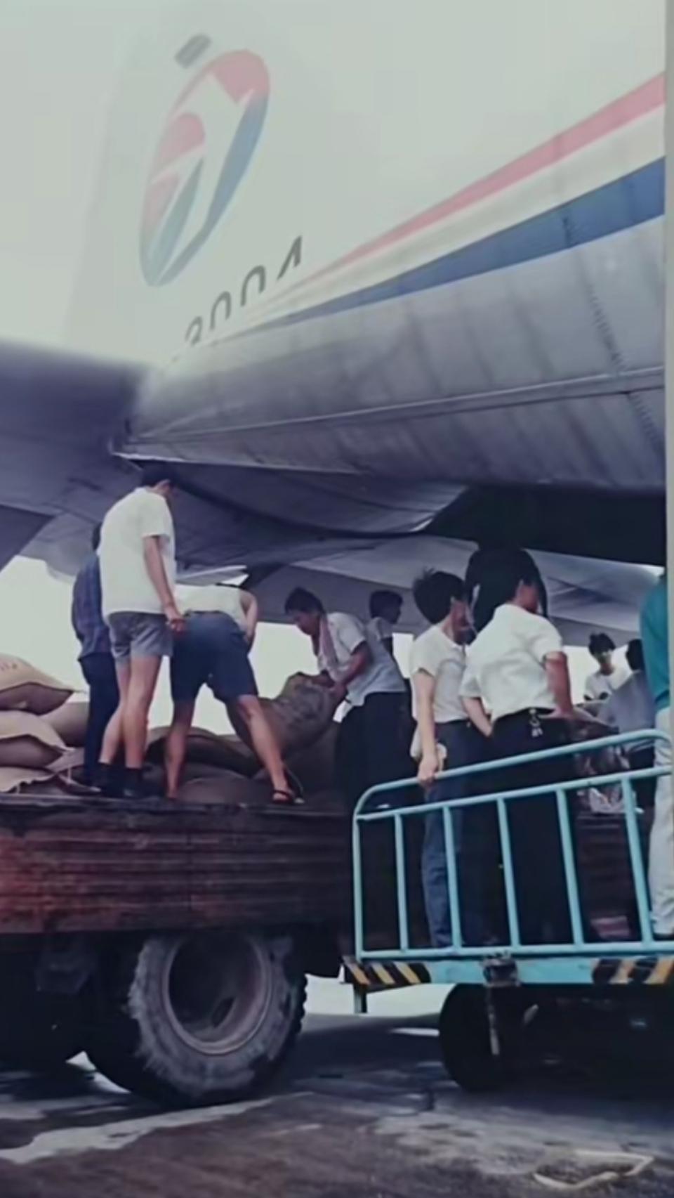 1991年，华东水灾，运送救援物资的L100货机（c130民用版本）降落南京大校