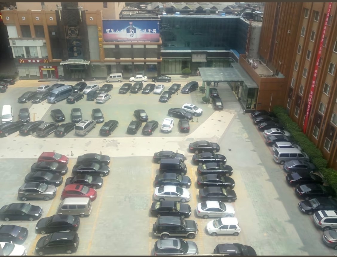 2011年河南新乡的一张老照片，那会大家买汽车，多数还是买黑色的，现在大家更喜欢