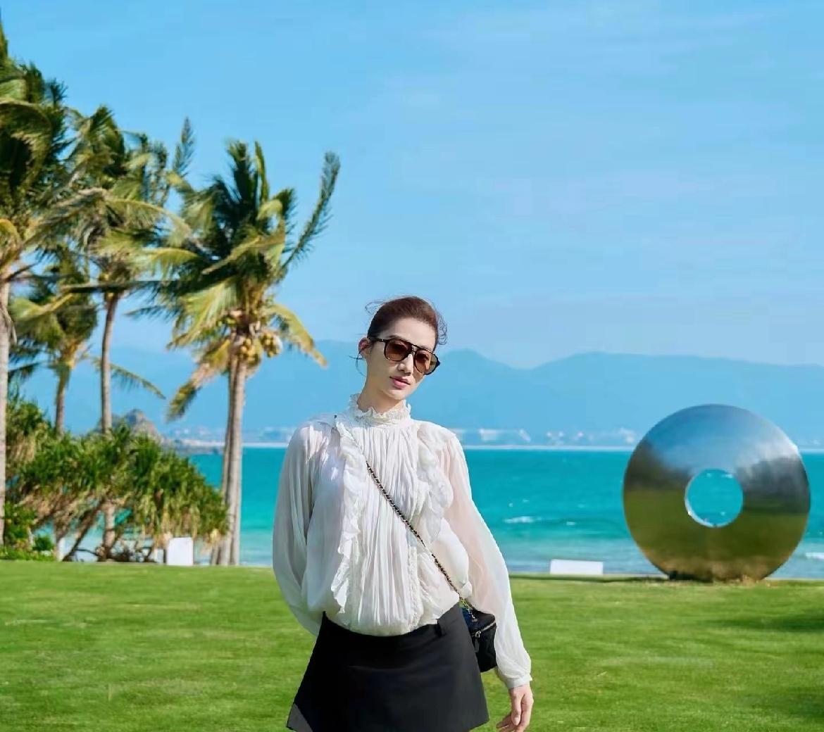 超级模特室外写真你见过美女身材好的背影多吗 什么叫有韵味的女人 什么样的穿搭可以