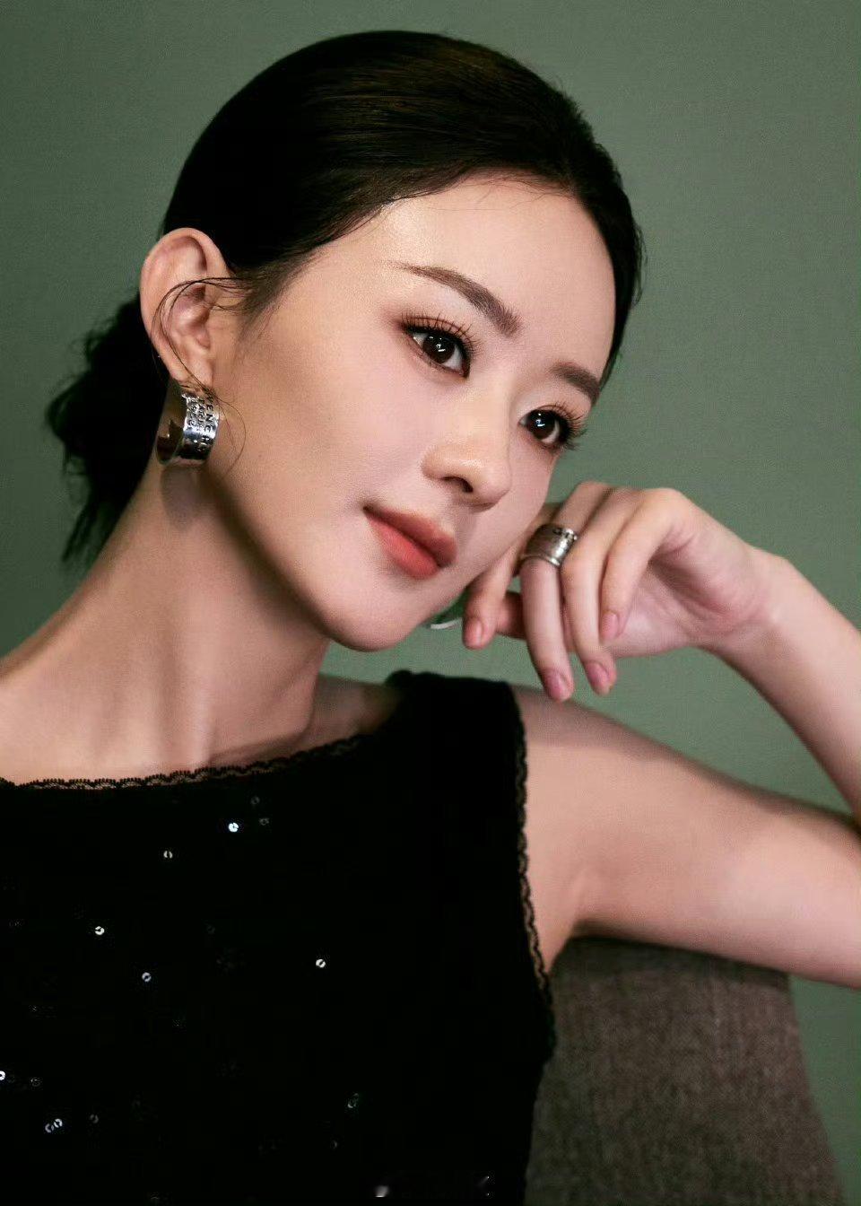 赵丽颖纪梵希彩妆大片完全是女王来的 