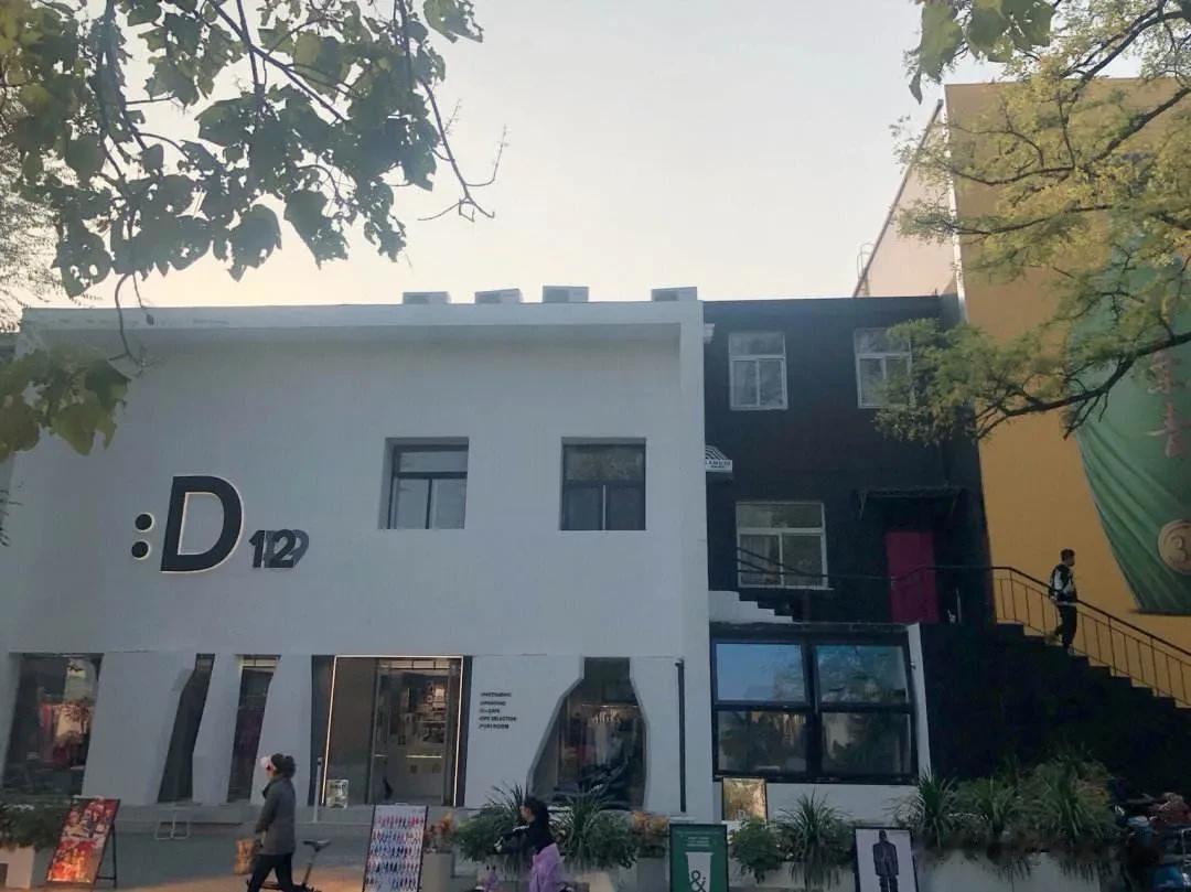 今秋北京最潮798艺术区
秋天的北京格外美丽，金色的树叶遇见798的红砖墙，增添