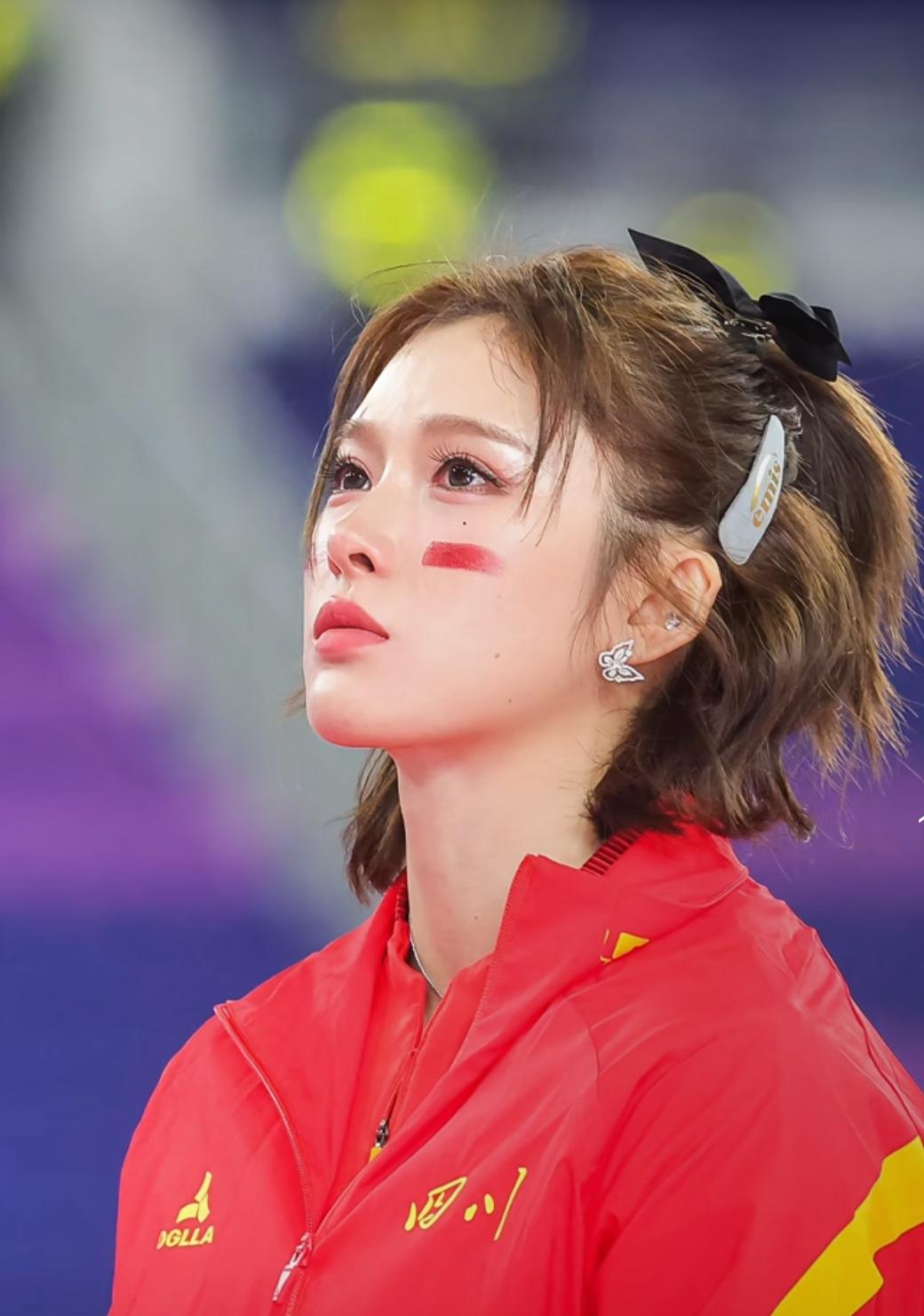 谁能想到？
16个代言加身的吴艳妮拿了银牌，没赞助没教练的刘景扬却爆冷夺冠！赛场