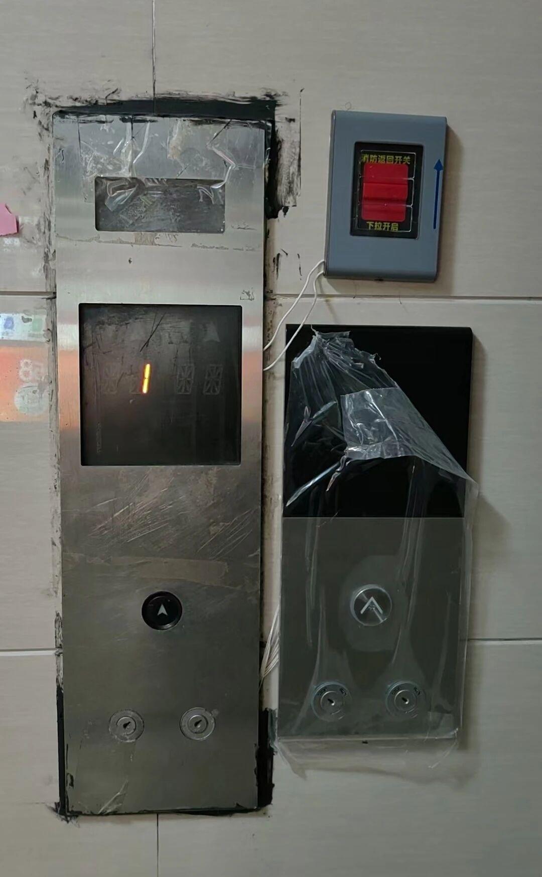 上海这两年开始老旧小区大规模国补更换电梯。看到这张网友发出的自家小区电梯更换后的