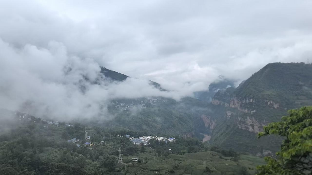 记录我的2026云雾漫过大凉山峡谷，层叠崖壁隐在白雾里，山间村落静卧绿意之间，山