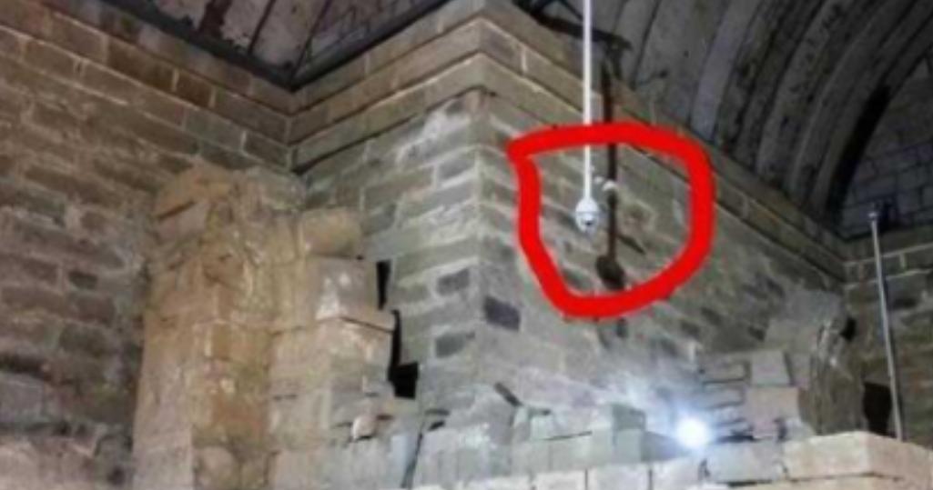 [中国赞]2018年，山东济宁两个盗墓贼合伙挖“九女崮堆”，期间1个盗墓贼尿急，