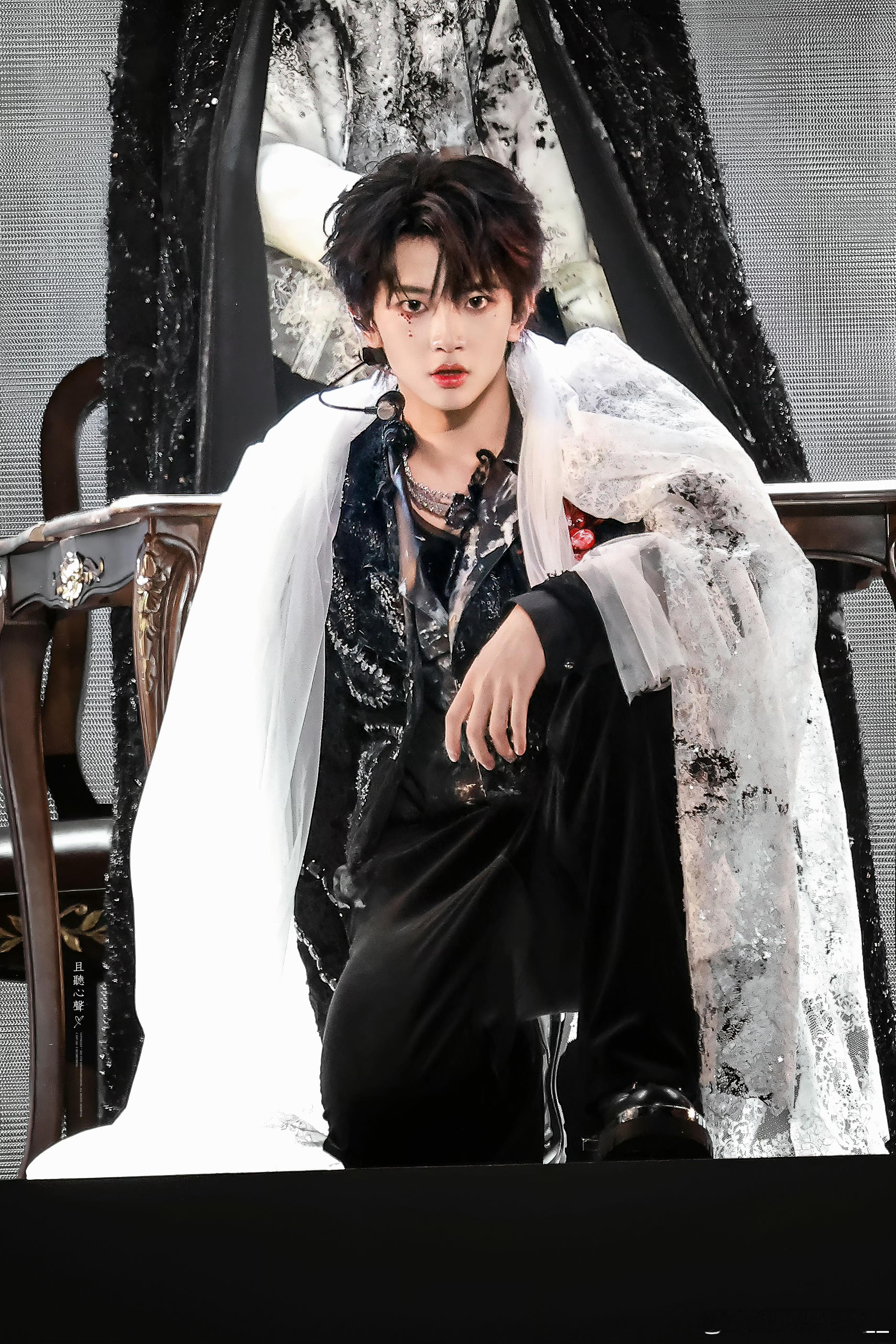 穆祉丞  全能艺人穆祉丞 🍊朝朝穆穆 希望你往后的日子里，漂亮的眼睛要流幸福的