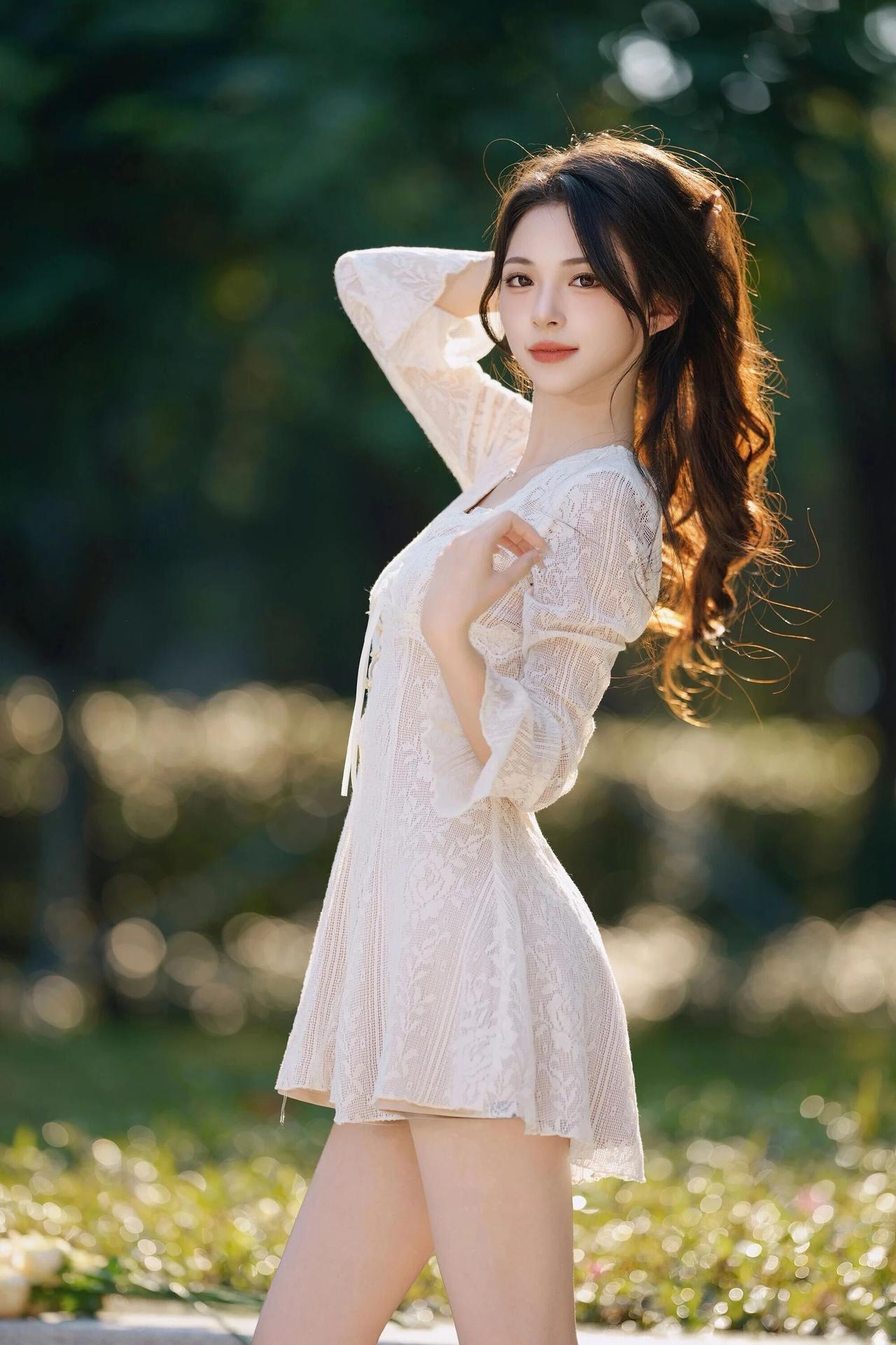 米白色的蕾丝连衣裙温柔又灵动，V领和喇叭袖带着淡淡的法式浪漫，收腰A字裙摆衬得她