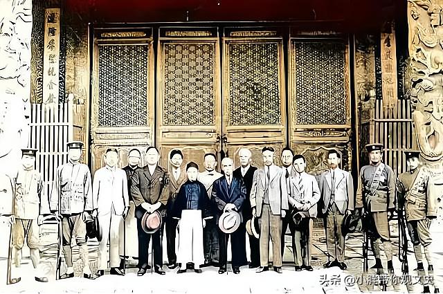 抗日战争时期，两名日本军官与孔子第76代子孙在孔庙前的合影。因为儒学对日本国内深