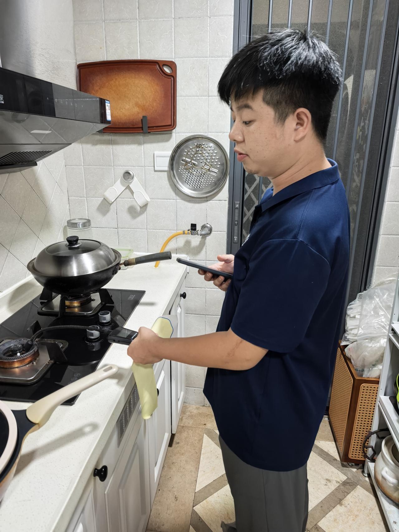 前晚上快10点钟了，有人敲门。这时按理没有人来敲门，邻居几乎没往来，又没点外卖，