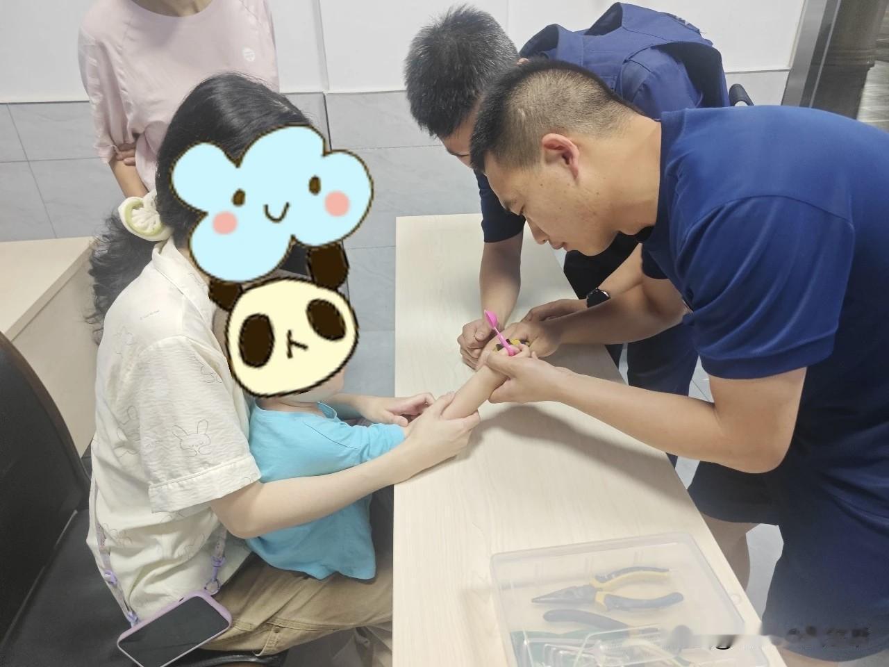 近日十堰郧阳区城关镇发生惊险一幕：一名3岁男童独自玩耍时，右手大拇指不慎死死卡在