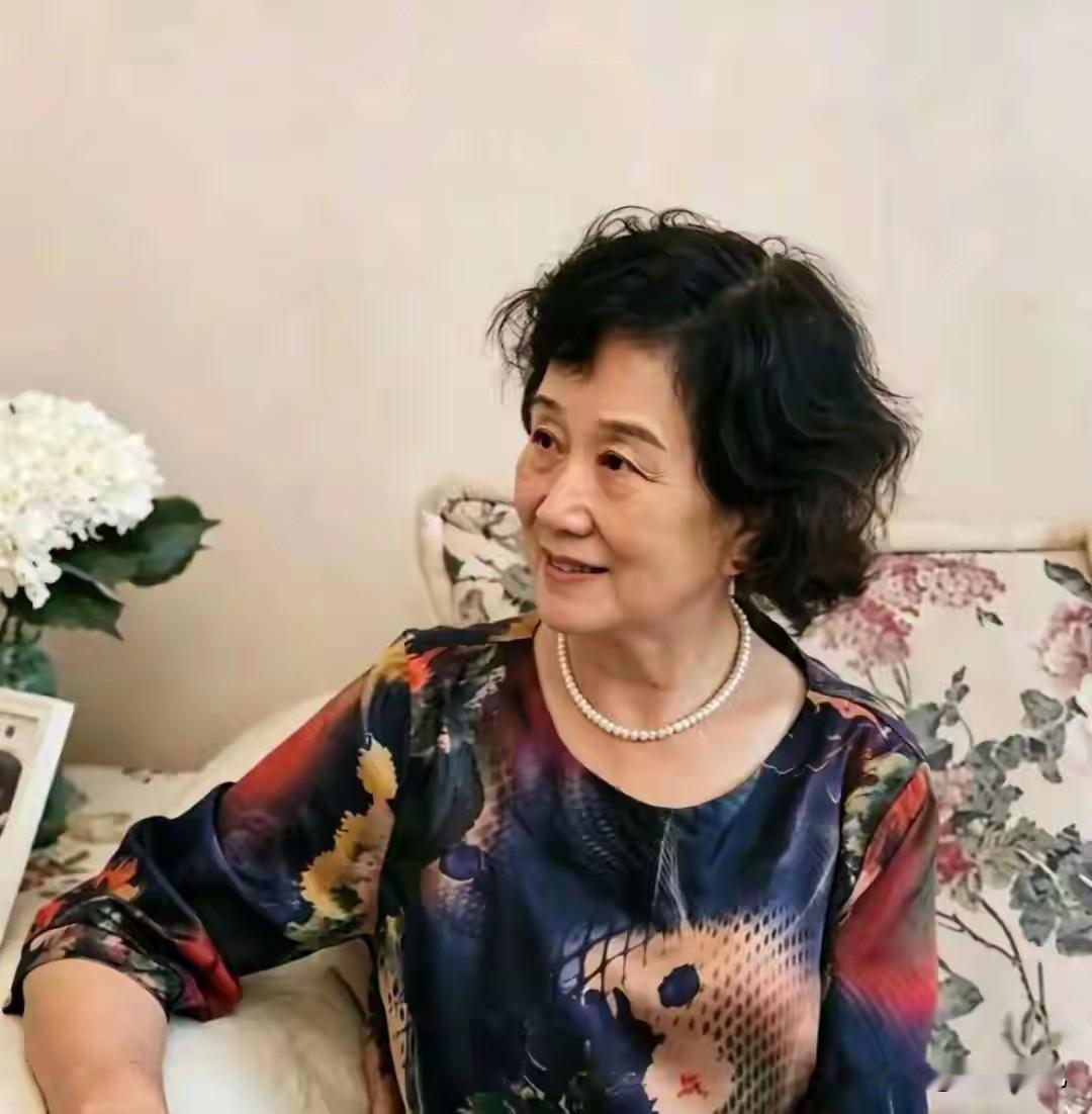 57岁保洁阿姨月挣2100养31岁闺女，不工作不出门窗帘五年没拉开，她这到底是懒