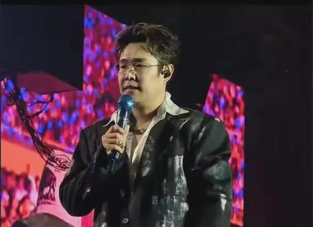 损失太大了。

小沈阳沈阳演唱会，做错了一个决定，惹怒了现场的歌迷，只因他把演唱