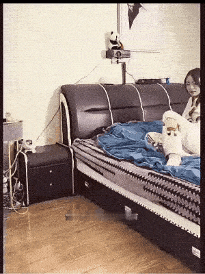 夫妻之间举手投足若会错意后果还是很严重的[泪奔]
女子站在床边玩手机呢
老公走过