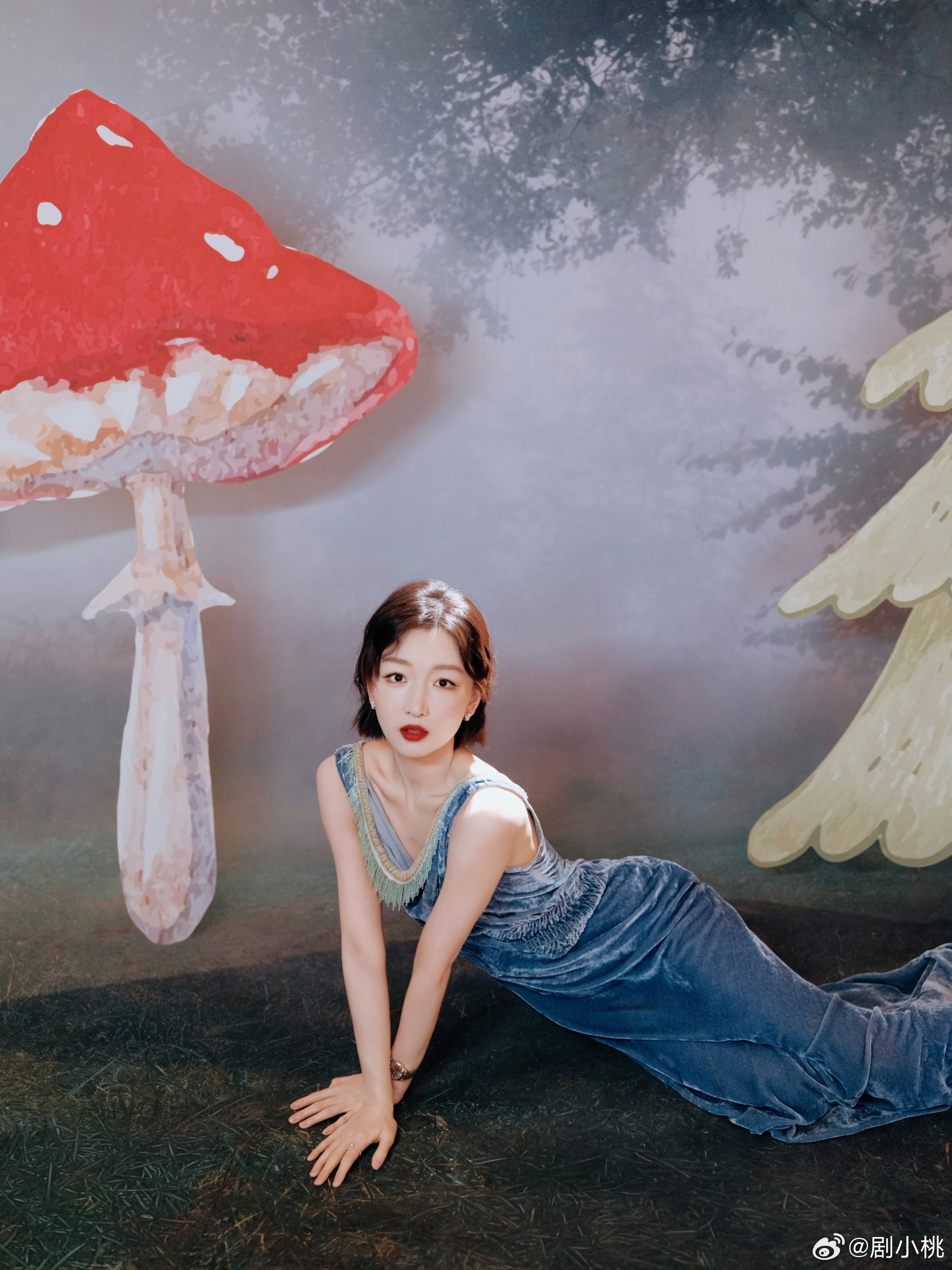 周冬雨穿自己淘的裙子走红毯 红毯造型看多了越来越像，周冬雨这身自己淘的裙子反而让