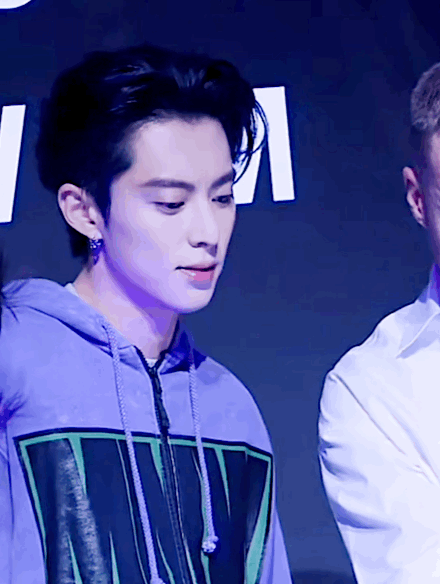 王鹤棣D牌X纪梵希前总监MMW联名发布会，直播状态如何？ 