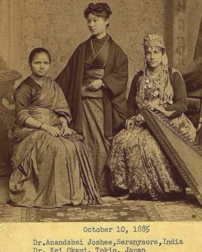 1885年，三位女性在费城坐下拍了一张照片。乍一看，这像是一张正式的维多利亚时代