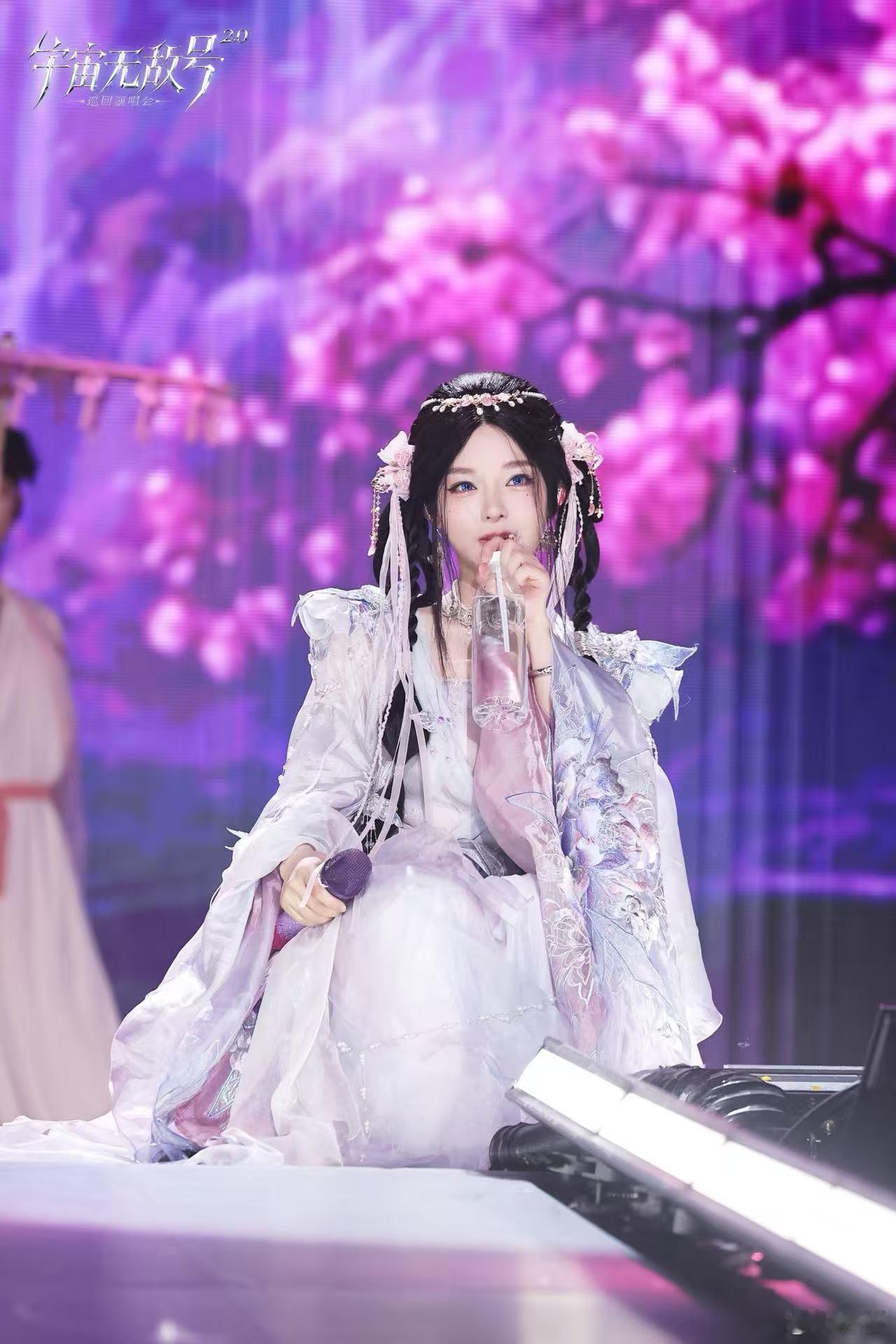 黄霄雲宇宙无敌号巡演 她的现场感染力没得说，期待宇宙无敌号，赴一场歌声的约会。 