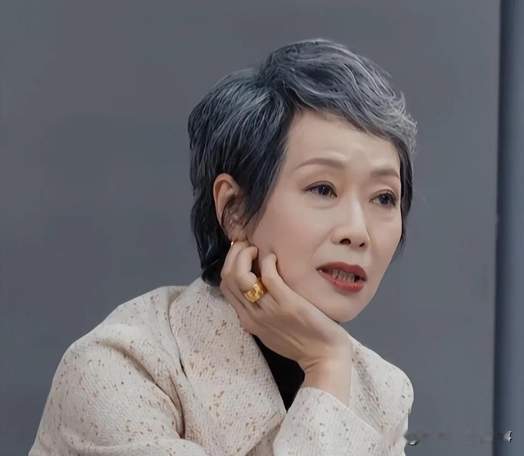 因《无限超级班》的一出戏码，叶童再次成为热搜的焦点，这位资深演员在舞台上与小鲜肉