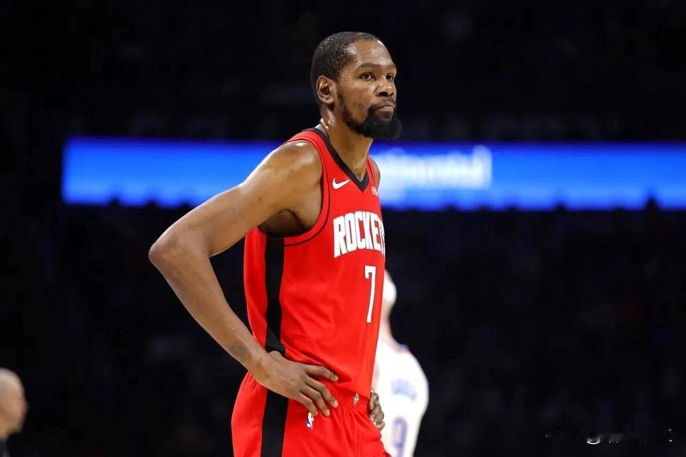 杜兰特4投0中，一分没得。詹姆斯只拿5分。
俩加起来快75岁的老巨头，被一个2