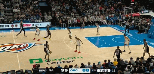 夸张！文班亚马这干拔三分怎么防？
在今天NBA常规赛马刺对阵雷霆的第四节比赛中，