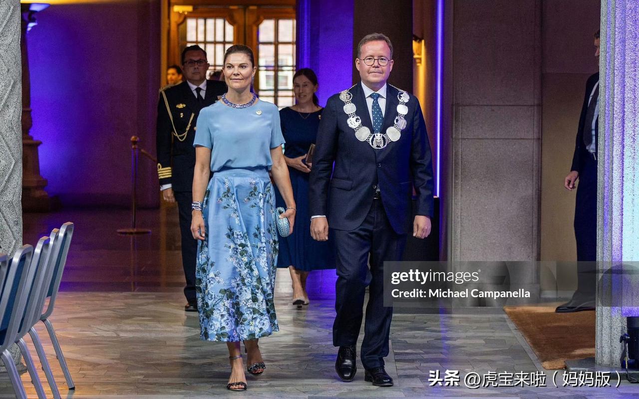 维多利亚女王储在斯德哥尔摩出席2026斯德哥尔摩青少年水奖颁奖礼。蓝色系穿搭优雅
