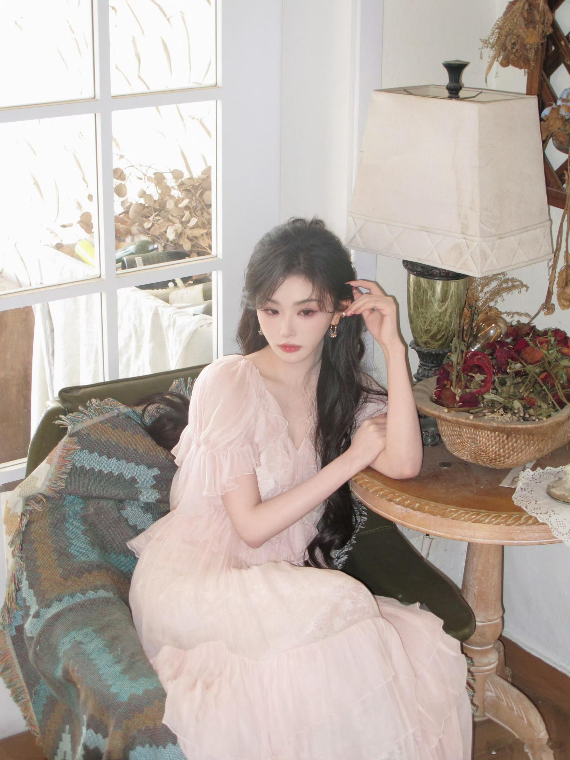 田曦薇孔雪儿同框好养眼《逐玉》追剧团的同框也太绝了！田曦薇甜得灵动鲜活，孔雪儿美