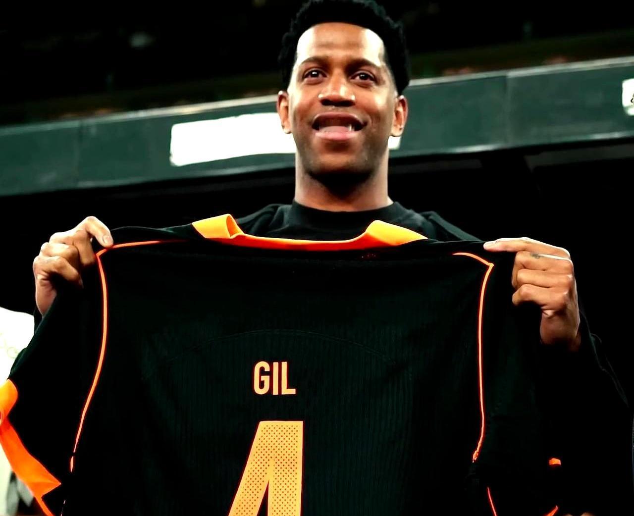 21日泰山队旧将38岁的吉尔退役仪式举行，格德斯第一时间发文祝贺。  
 

仪