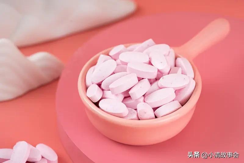 压片糖果就是将原料经过混合、造粒、压片等工艺制成的片状糖果。它和传统糖果不太一样