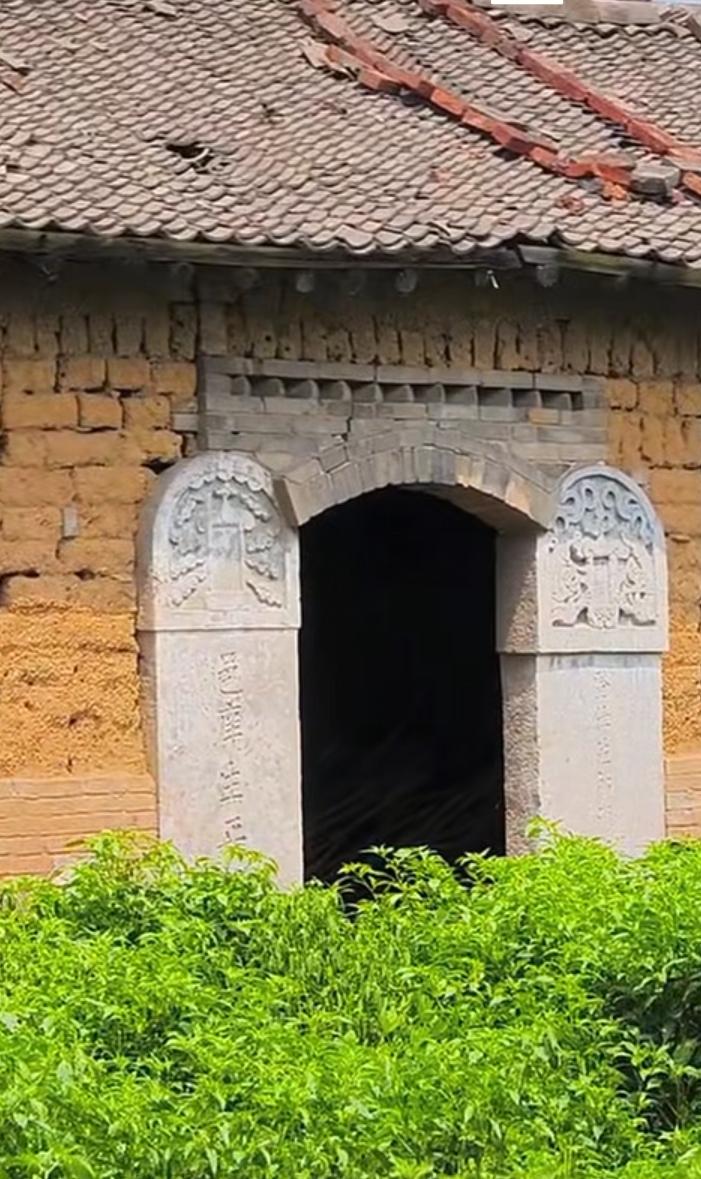 分享今日的人生感悟用两块墓碑做门柱，这创意绝对是牛。有人说这样的房子谁敢住？其实