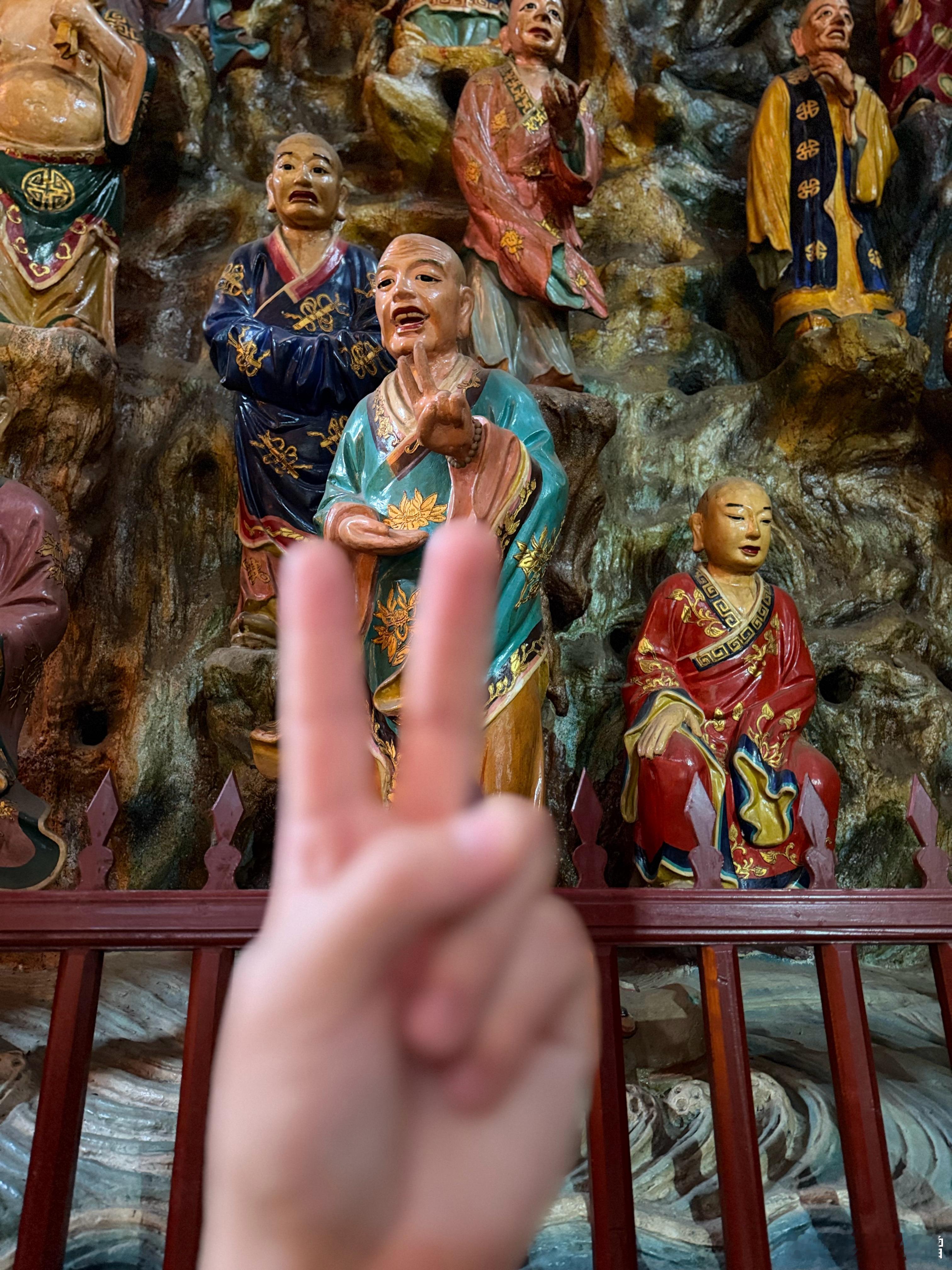 佛教  师父说：纵使满身疲惫，也要笑着向生活比个✌️ 